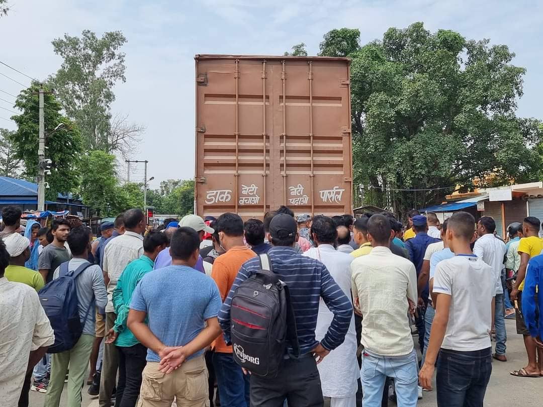 नेपालगञ्जको जमुनाहा नाकाबाट शंकास्पद रूपमा भारत लैजान लागिएकाे कन्टेनर प्रहरी नियन्त्रणमा